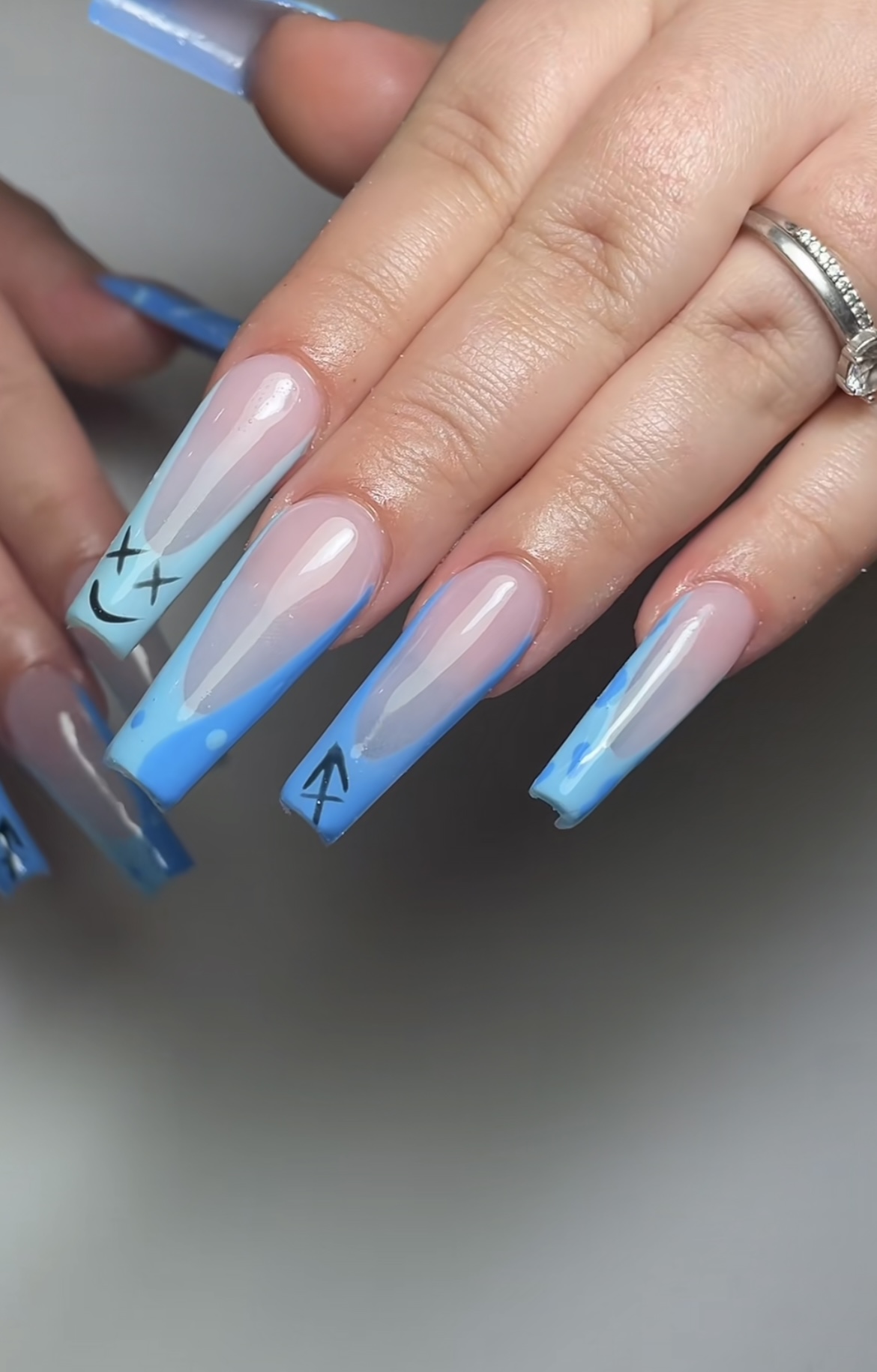 Lange coffin nagels met blauwe french en kleine tekeningetjes
