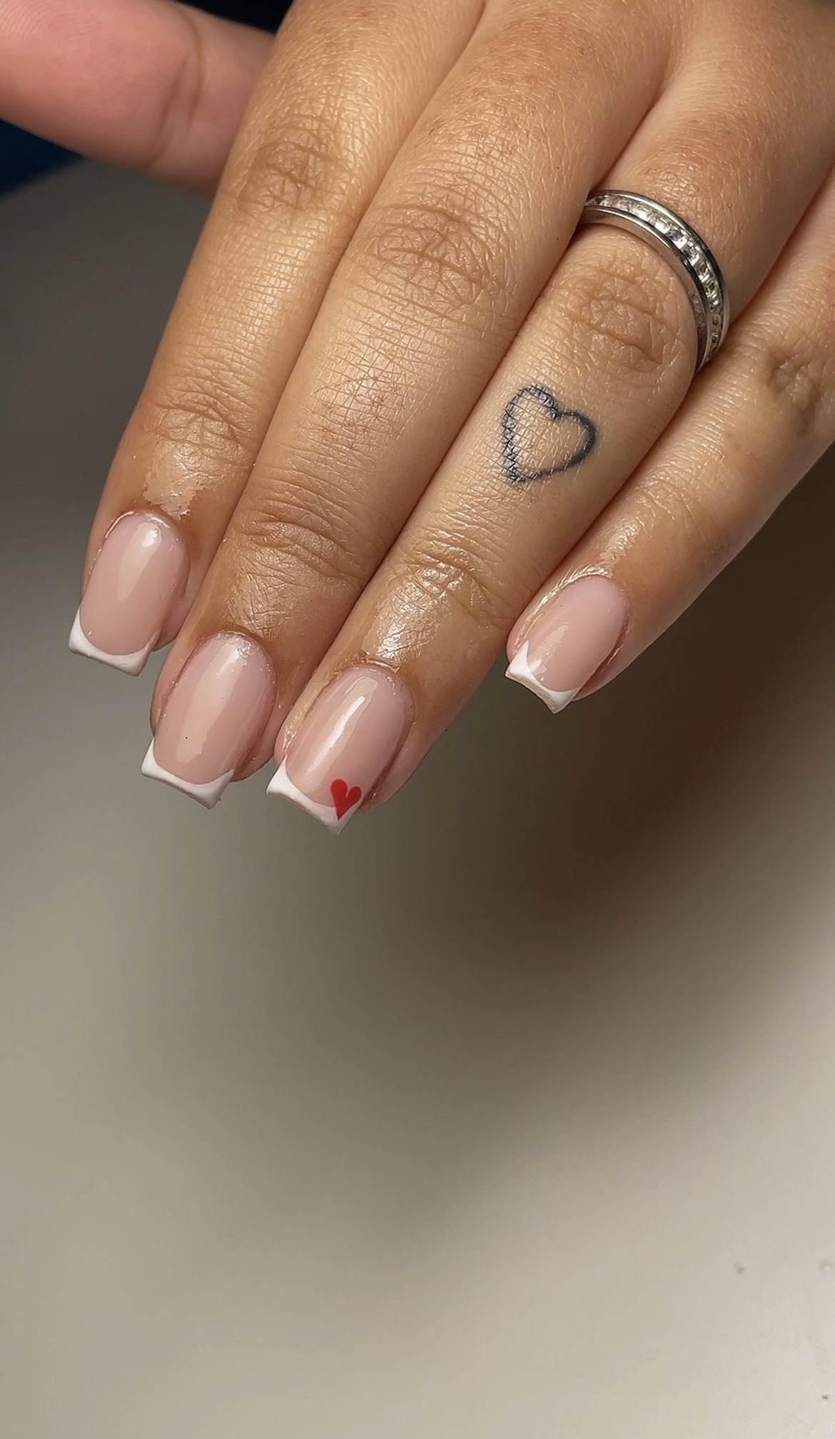 Korte square french nagels met een rood hartje