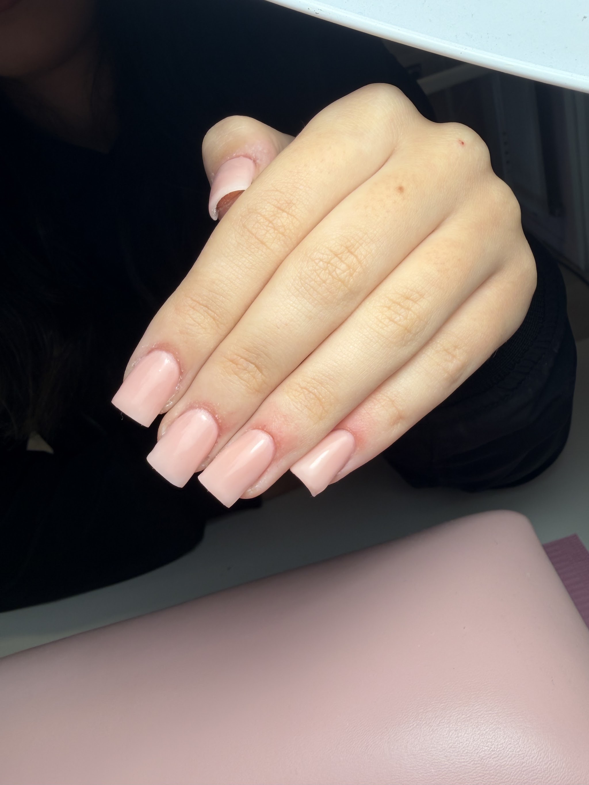 Korte nude square nagels