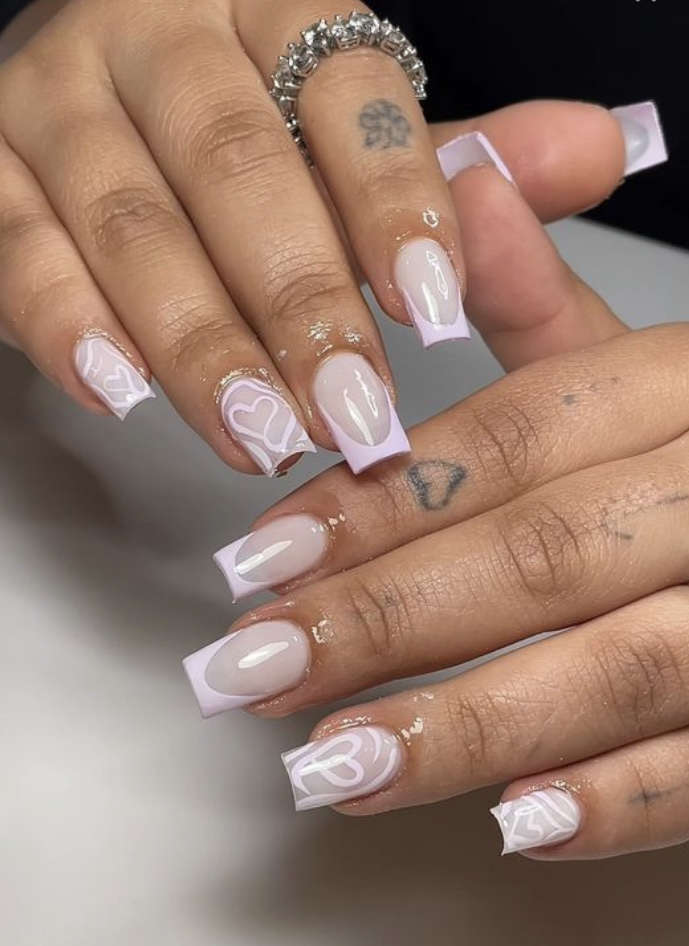 Nude en witte nail art met hartjes